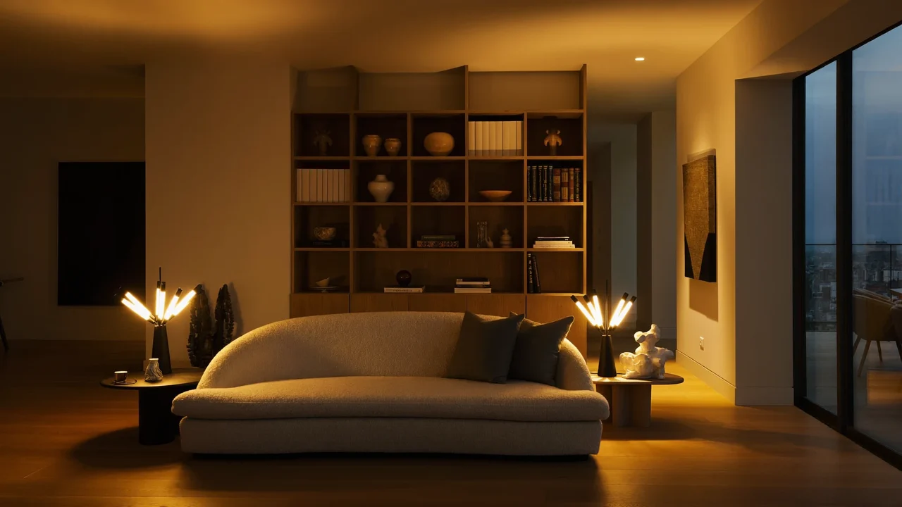 Wohnraum mit Bouclé-Sofa, eingebauten Eichenregalen und warm leuchtenden Tischlampen am Abend